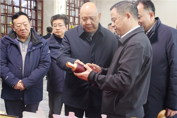 省領(lǐng)導(dǎo)李建中深入沅陵酒業(yè)調(diào)研，助力產(chǎn)業(yè)高質(zhì)量發(fā)展。                                                